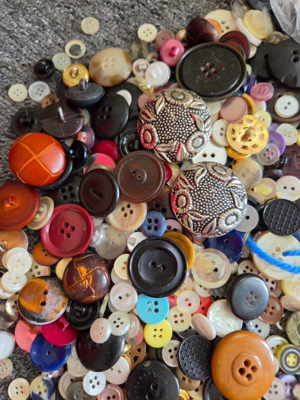 Large Lot Of Vintage Buttons In Mixed Colors Styles Sizes Crafting Sewing Repair - Picture 4 of 10